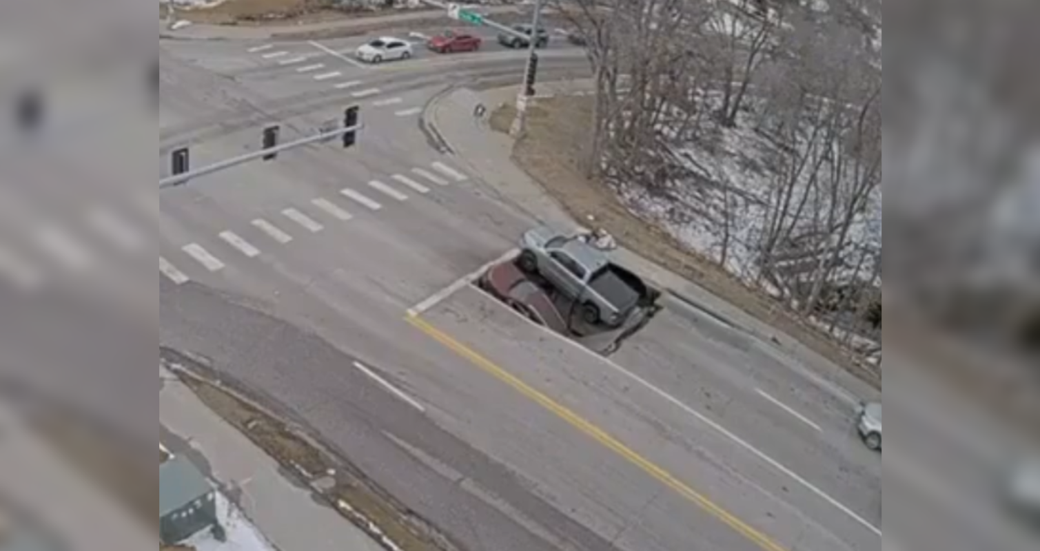 Un socavón en Omaha, Nebraska, engulló dos vehículos en la intersección de 67th y Pacific. La ruptura de una tubería de agua causó el colapso, sin heridos gracias a la rápida acción de transeúntes. Foto: Cortesía.