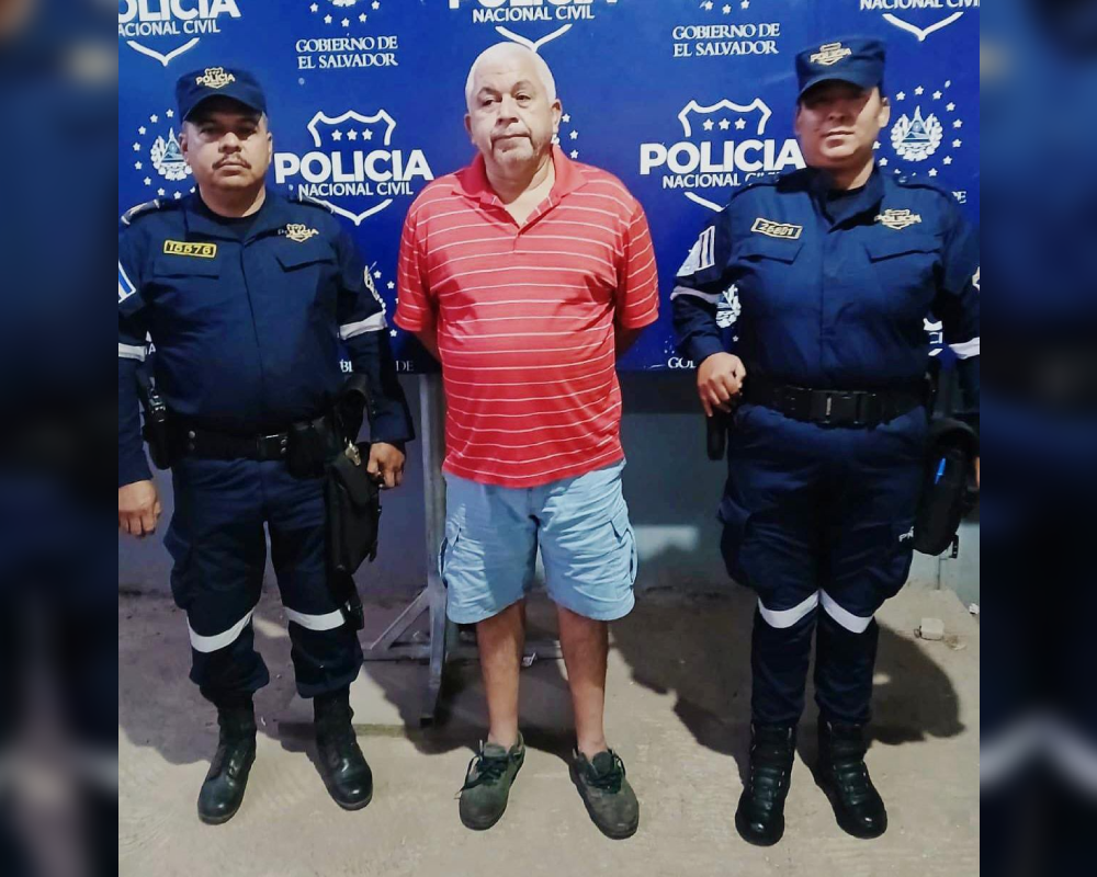 Óscar Esaú Rivas Aguirre fue detenido en Atiquizaya tras arrollar a dos personas en una parada de buses. Conducía un microbús ilegal y sin licencia vigente. Foto: PNCSV.