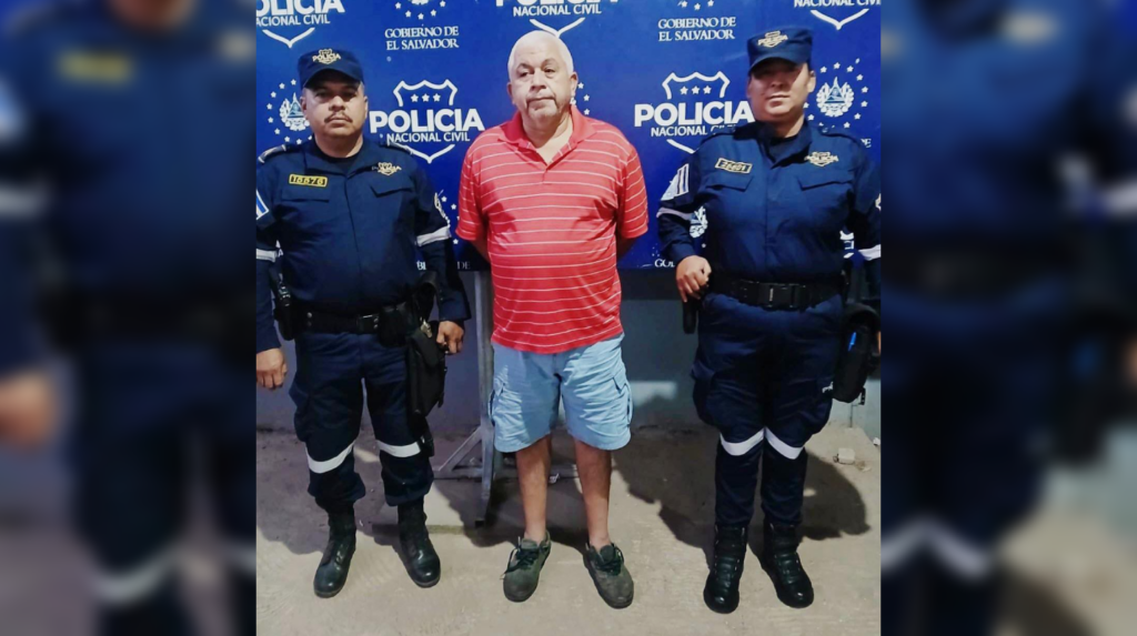 Óscar Esaú Rivas Aguirre fue detenido en Atiquizaya tras arrollar a dos personas en una parada de buses. Conducía un microbús ilegal y sin licencia vigente. Foto: PNCSV.