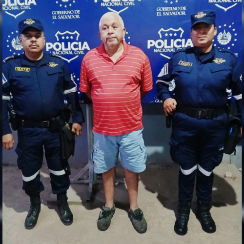 Óscar Esaú Rivas Aguirre fue detenido en Atiquizaya tras arrollar a dos personas en una parada de buses. Conducía un microbús ilegal y sin licencia vigente. Foto: PNCSV.