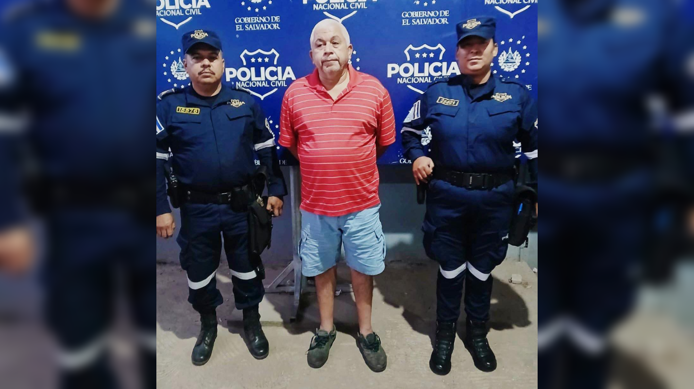 Óscar Esaú Rivas Aguirre fue detenido en Atiquizaya tras arrollar a dos personas en una parada de buses. Conducía un microbús ilegal y sin licencia vigente. Foto: PNCSV.