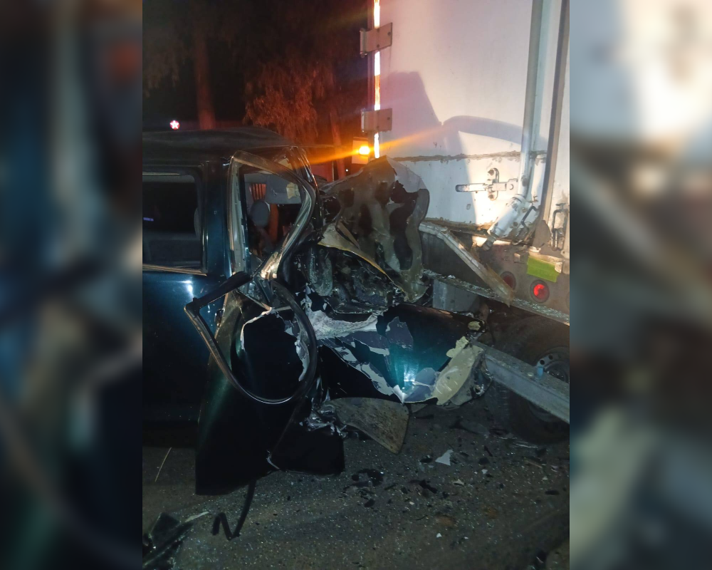 Siete personas resultaron heridas en la carretera a Sonsonate, en Ateos, luego de que un pick-up impactara contra una rastra. Una mujer quedó atrapada entre los hierros y fue rescatada por equipos de Cruz Verde. Foto: Cruz Verde Salvadoreña.