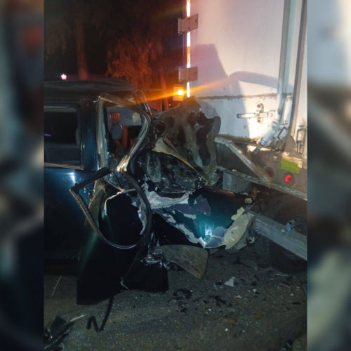 Siete personas resultaron heridas en la carretera a Sonsonate, en Ateos, luego de que un pick-up impactara contra una rastra. Una mujer quedó atrapada entre los hierros y fue rescatada por equipos de Cruz Verde. Foto: Cruz Verde Salvadoreña.