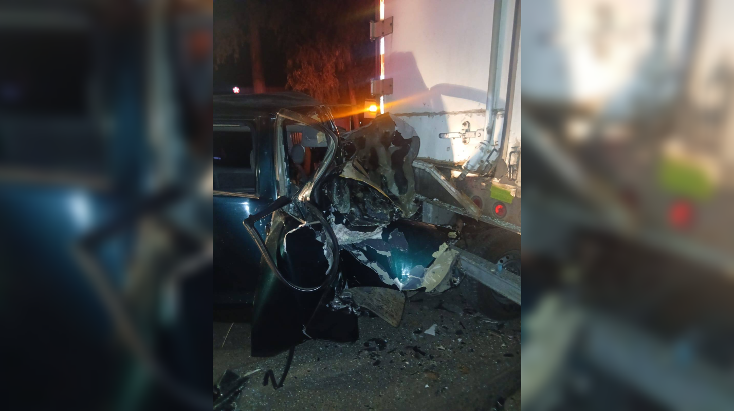 Siete personas resultaron heridas en la carretera a Sonsonate, en Ateos, luego de que un pick-up impactara contra una rastra. Una mujer quedó atrapada entre los hierros y fue rescatada por equipos de Cruz Verde. Foto: Cruz Verde Salvadoreña.