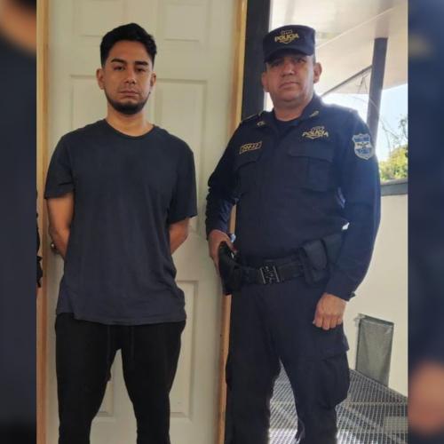 La Policía Nacional Civil (PNC) capturó a Jonathan Aristides Rivas Menjívar en la colonia Flor Blanca con metanfetamina, marihuana, dinero y balanzas digitales. Se investigan sus nexos en Chalatenango. Foto: PNCSV.