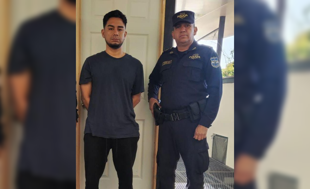 La Policía Nacional Civil (PNC) capturó a Jonathan Aristides Rivas Menjívar en la colonia Flor Blanca con metanfetamina, marihuana, dinero y balanzas digitales. Se investigan sus nexos en Chalatenango. Foto: PNCSV.