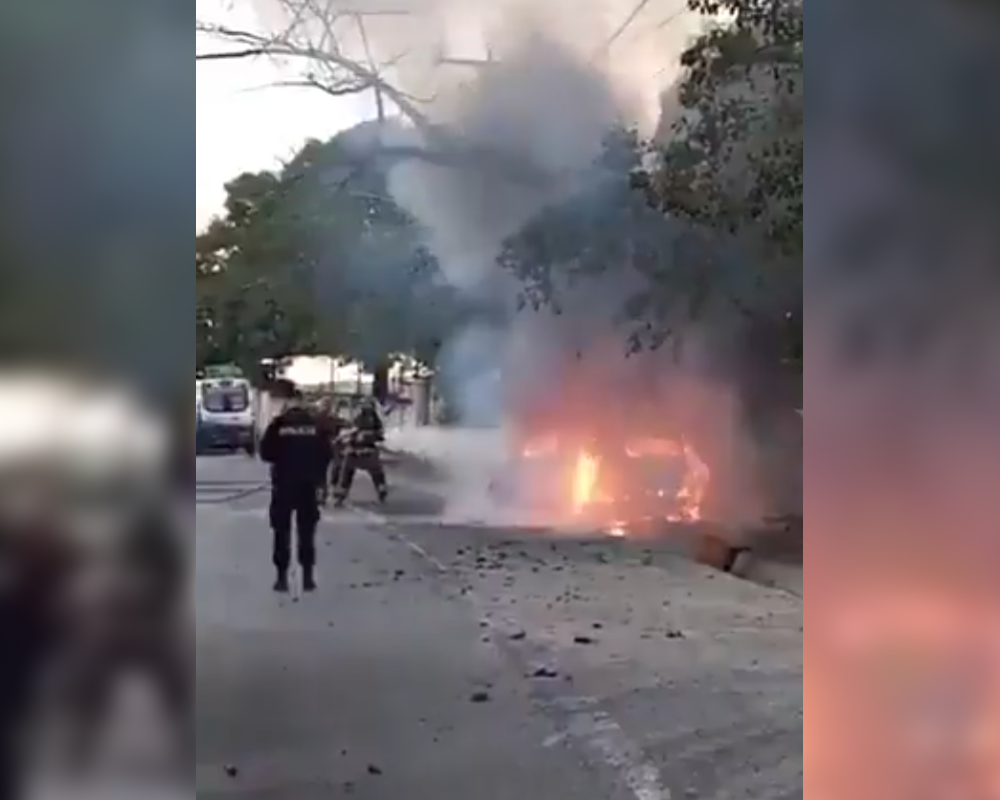 Un vehículo se incendió en la carretera al Puerto de La Libertad, sector Brisas de Zaragoza. Bomberos y PNC mantienen el paso restringido mientras controlan las llamas. Foto: Cuerpo de Bomberos.