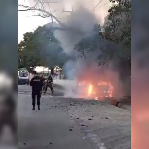 Un vehículo se incendió en la carretera al Puerto de La Libertad, sector Brisas de Zaragoza. Bomberos y PNC mantienen el paso restringido mientras controlan las llamas. Foto: Cuerpo de Bomberos.