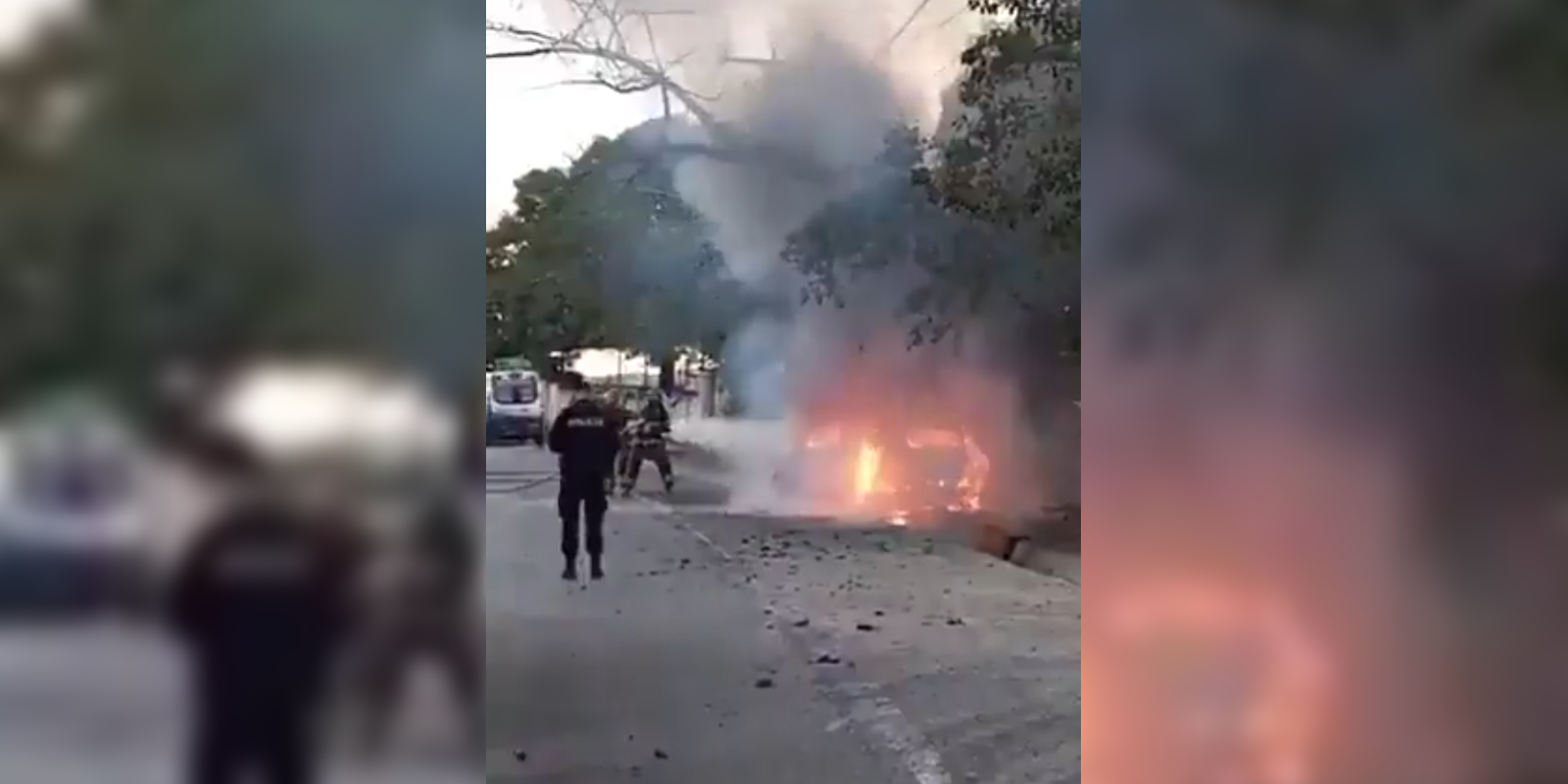 Un vehículo se incendió en la carretera al Puerto de La Libertad, sector Brisas de Zaragoza. Bomberos y PNC mantienen el paso restringido mientras controlan las llamas. Foto: Cuerpo de Bomberos.
