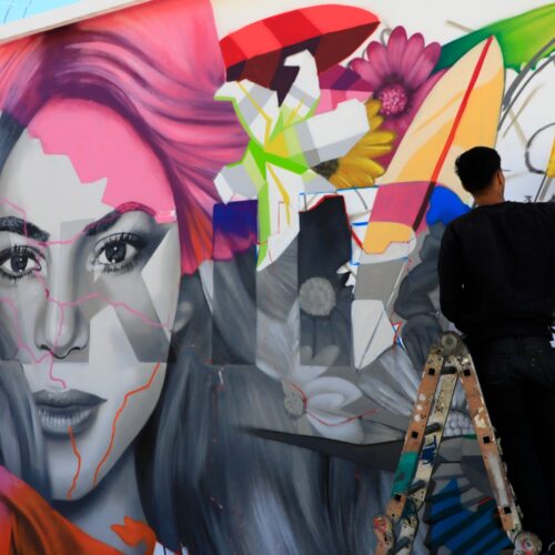 El artista TNT finaliza un mural dedicado a Shakira en el Estadio Mágico González, fusionando la esencia de la cantante con símbolos nacionales. Foto: Cortesía.