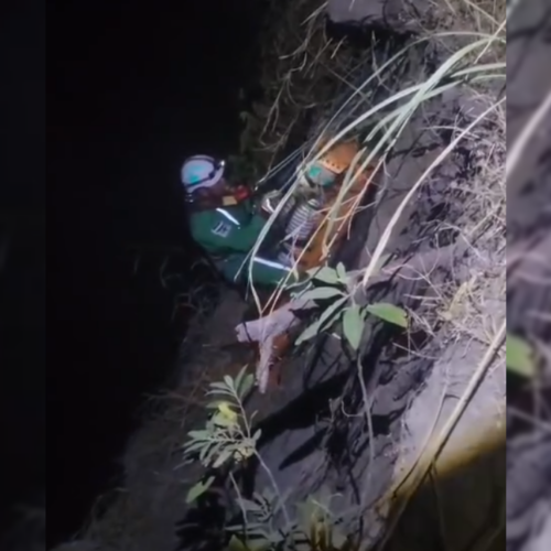 Equipos de rescate de Cruz Verde extrajeron a un menor que cayó al fondo de un abismo en Bosques de Prusia, Soyapango, con múltiples traumas. El operativo requirió maniobras de extracción vertical y coordinación de varias unidades. Foto: Cruz Verde.