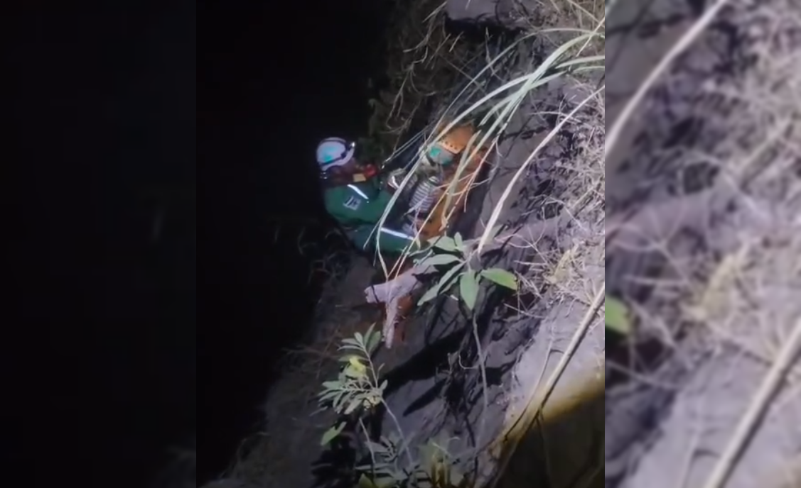 Equipos de rescate de Cruz Verde extrajeron a un menor que cayó al fondo de un abismo en Bosques de Prusia, Soyapango, con múltiples traumas. El operativo requirió maniobras de extracción vertical y coordinación de varias unidades. Foto: Cruz Verde.