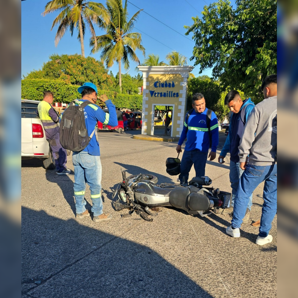 Dos hombres resultaron lesionados tras un accidente entre un pick up y una moto en la carretera hacia el redondel Claudia Lars, en Ciudad Versalles. Foto: Comandos de Salvamento.