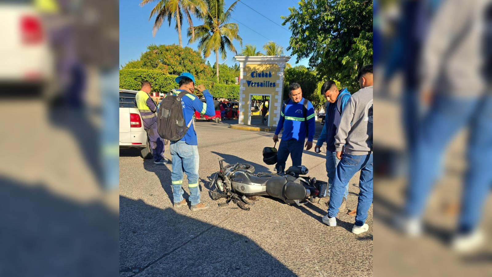 Dos hombres resultaron lesionados tras un accidente entre un pick up y una moto en la carretera hacia el redondel Claudia Lars, en Ciudad Versalles. Foto: Comandos de Salvamento.