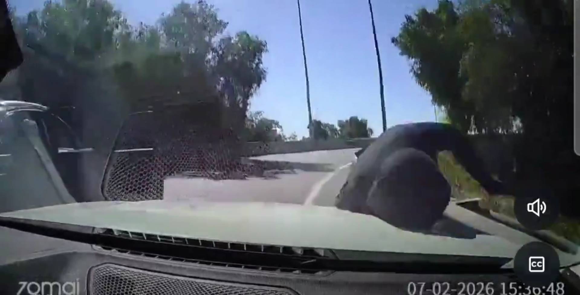 Un conductor en Chile se volvió viral tras atropellar a un asaltante armado para escapar de una "encerrona". El debate sobre la legítima defensa y la seguridad se intensifica en la región. Foto: Cortesía.