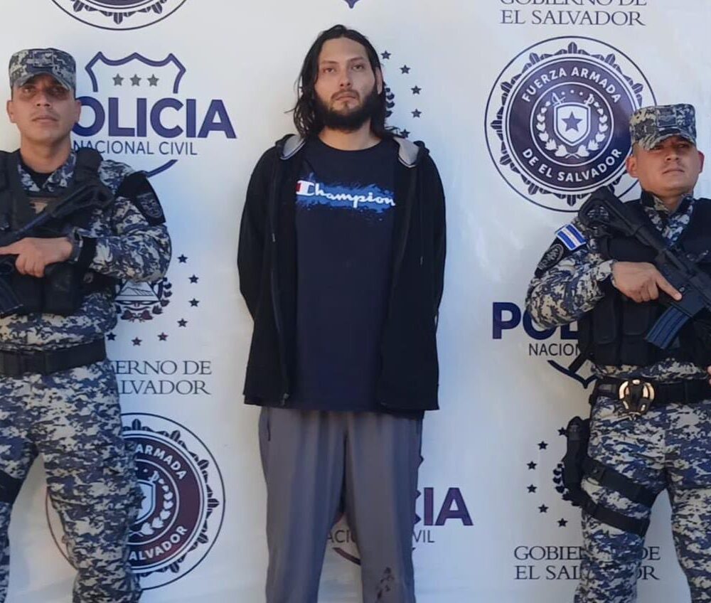 Alejandro Durón Ramos, de 25 años, fue detenido en Ilopango tras hallarle dos maletines con marihuana, cocaína, éxtasis y metanfetaminas en su vehículo. La PNC incautó también balanzas, celulares y dinero en efectivo. Foto: @PNCSV