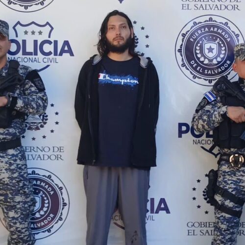 Alejandro Durón Ramos, de 25 años, fue detenido en Ilopango tras hallarle dos maletines con marihuana, cocaína, éxtasis y metanfetaminas en su vehículo. La PNC incautó también balanzas, celulares y dinero en efectivo. Foto: @PNCSV