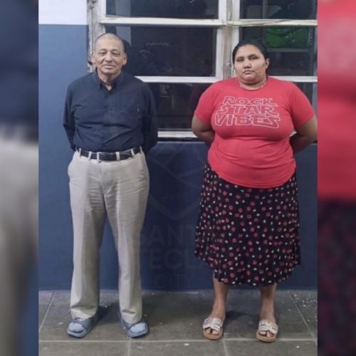 Dos ciudadanos hondureños fueron detenidos en la frontera El Amatillo tras intentar trasladar de forma irregular a un menor de edad. Foto: PNC El Salvador