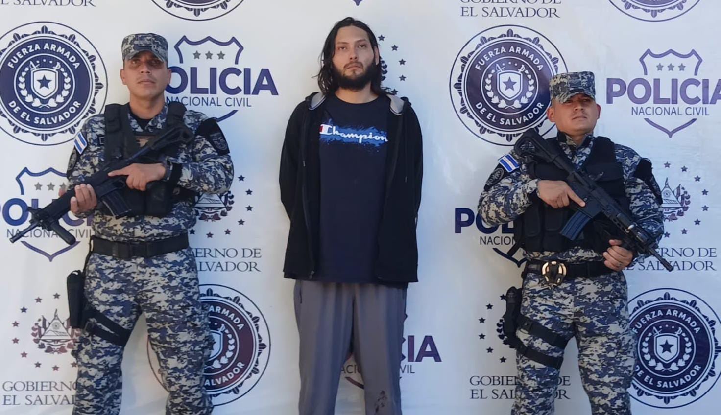 Alejandro Durón Ramos, de 25 años, fue detenido en Ilopango tras hallarle dos maletines con marihuana, cocaína, éxtasis y metanfetaminas en su vehículo. La PNC incautó también balanzas, celulares y dinero en efectivo. Foto: @PNCSV