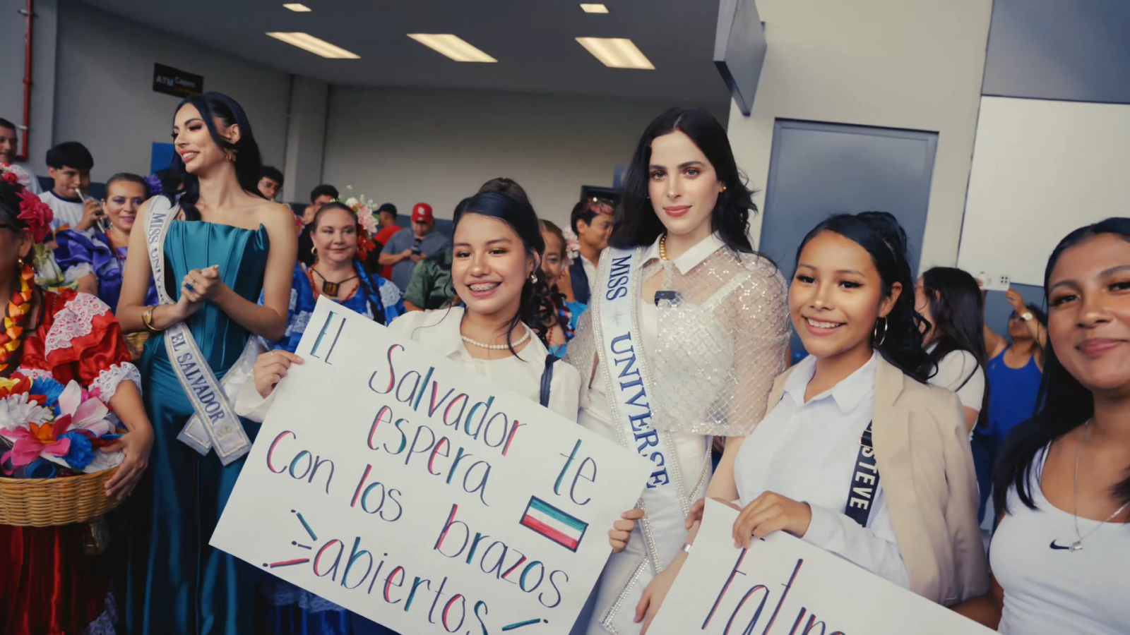 Fátima Bosch, actual Miss Universe, llegó a El Salvador con una agenda llena de actividades sociales y turísticas. Su visita incluye un foro sobre liderazgo femenino y promoción de Surf City. Foto: Miss Universe.