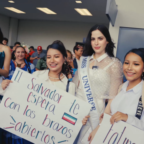 Fátima Bosch, actual Miss Universe, llegó a El Salvador con una agenda llena de actividades sociales y turísticas. Su visita incluye un foro sobre liderazgo femenino y promoción de Surf City. Foto: Miss Universe.
