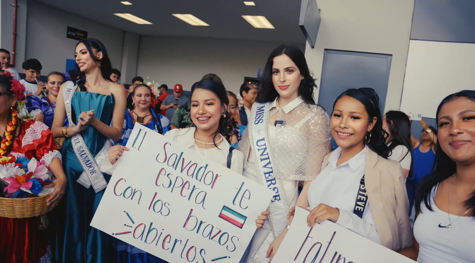 Fátima Bosch, actual Miss Universe, llegó a El Salvador con una agenda llena de actividades sociales y turísticas. Su visita incluye un foro sobre liderazgo femenino y promoción de Surf City. Foto: Miss Universe.