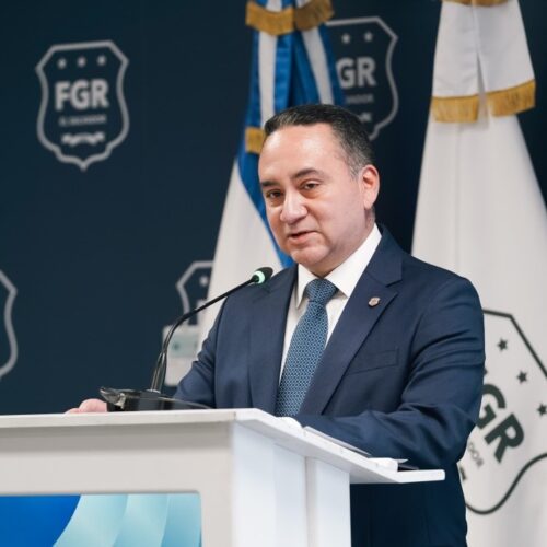 El Fiscal General Rodolfo Delgado detalla el colapso de CREDICASH tras incautar $38.5 millones vinculados a la #CaptaciónIlegalDeFondos. El esquema prometía ganancias irreales del 10% mensual. Foto: FGR_SV.