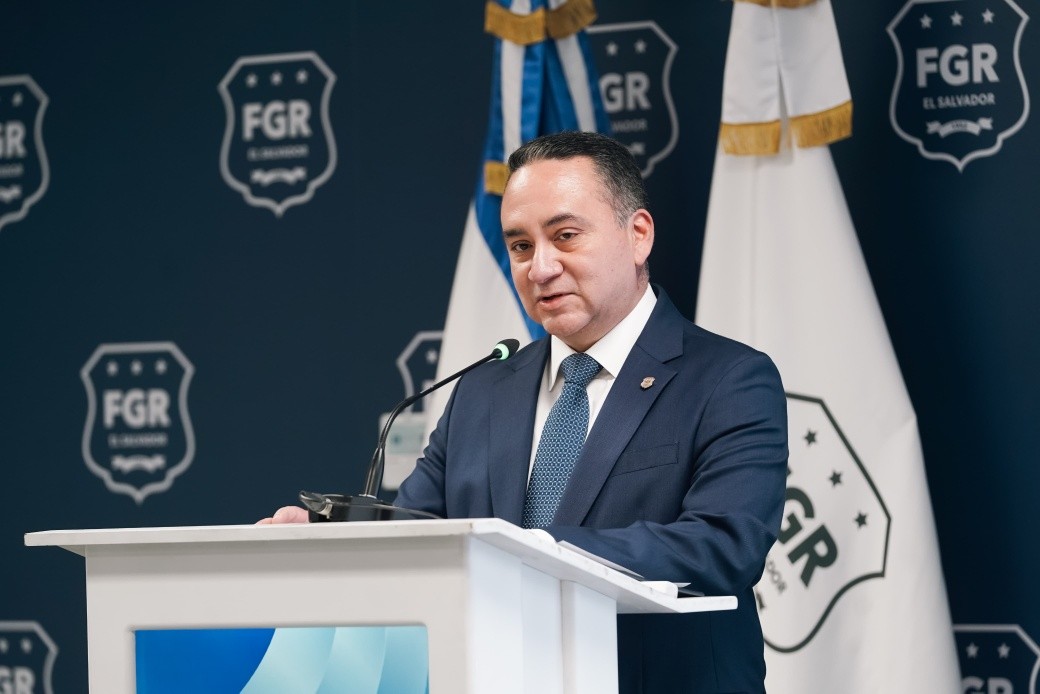 El Fiscal General Rodolfo Delgado detalla el colapso de CREDICASH tras incautar $38.5 millones vinculados a la #CaptaciónIlegalDeFondos. El esquema prometía ganancias irreales del 10% mensual. Foto: FGR_SV.