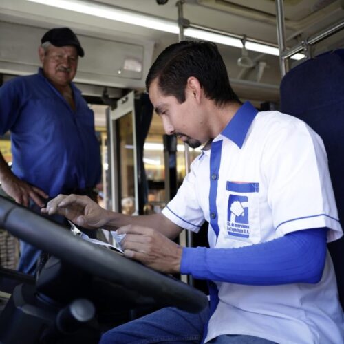 Salvadoreños impulsan el transporte en Costa Rica gracias al programa de #MigraciónLaboral del Ministerio de Trabajo. Conoce la historia de Irving Ayala, el conductor de Sonsonate que hoy maneja en San José. Foto: Cortesía.