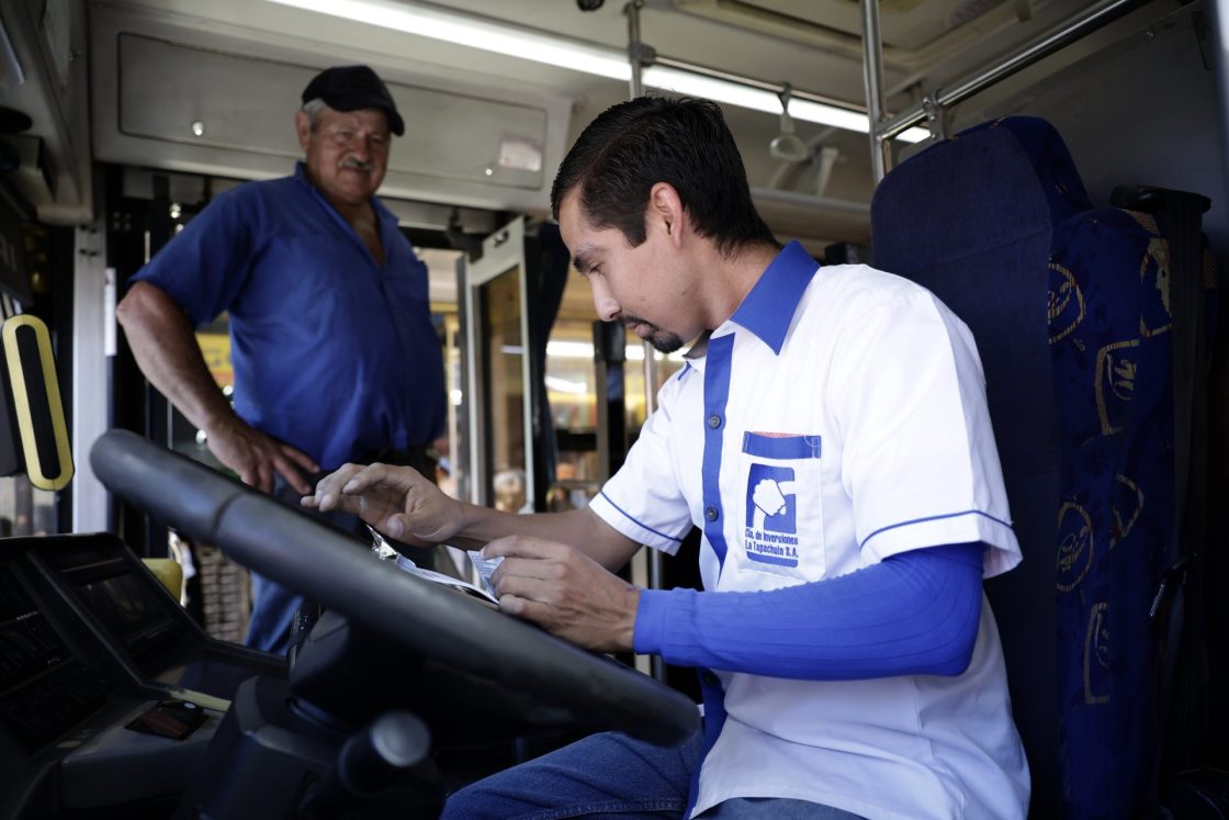 Salvadoreños impulsan el transporte en Costa Rica gracias al programa de #MigraciónLaboral del Ministerio de Trabajo. Conoce la historia de Irving Ayala, el conductor de Sonsonate que hoy maneja en San José. Foto: Cortesía.