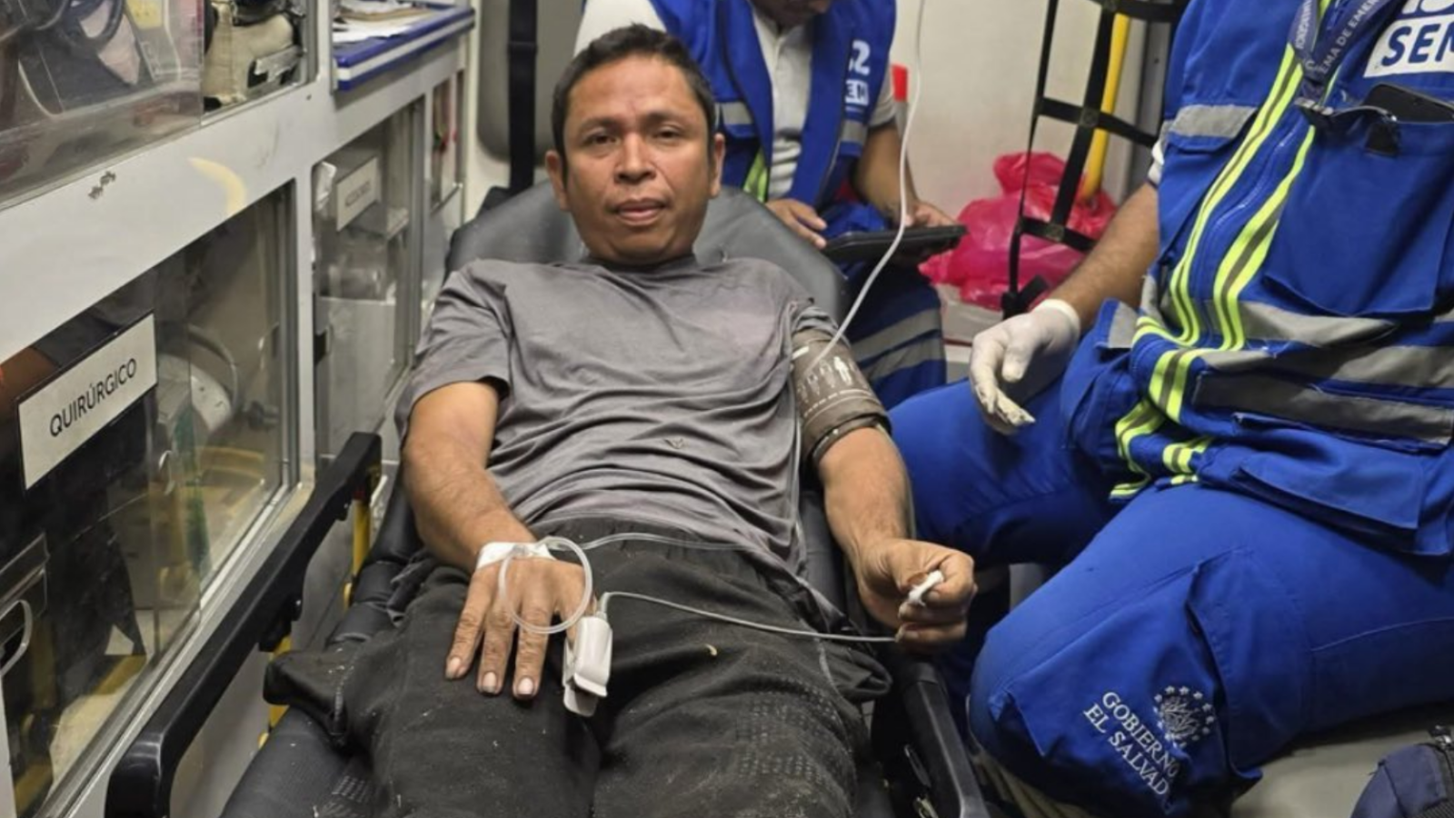 #ComandosDeSalvamento rescata a Eduardo Alonso, quien cayó a un barranco en la colonia Harrison tras ingerir alcohol y sobrevivió 4 días. Operativo de rescate vertical logró extraerlo con vida. Foto: Comandos de Salvamento.