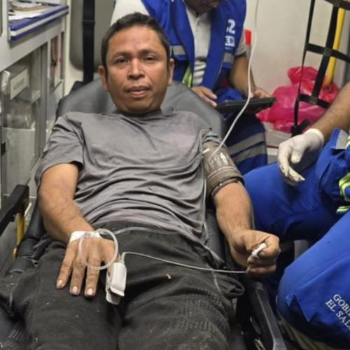 #ComandosDeSalvamento rescata a Eduardo Alonso, quien cayó a un barranco en la colonia Harrison tras ingerir alcohol y sobrevivió 4 días. Operativo de rescate vertical logró extraerlo con vida. Foto: Comandos de Salvamento.