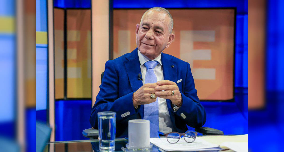 El alcalde de La Paz Oeste, Salvador Menéndez, confirmó que no buscará la reelección en 2027 para dedicarse a su familia tras 12 años de gestión. Su legado incluye proyectos de infraestructura y salud. Foto: La Diáspora 503.