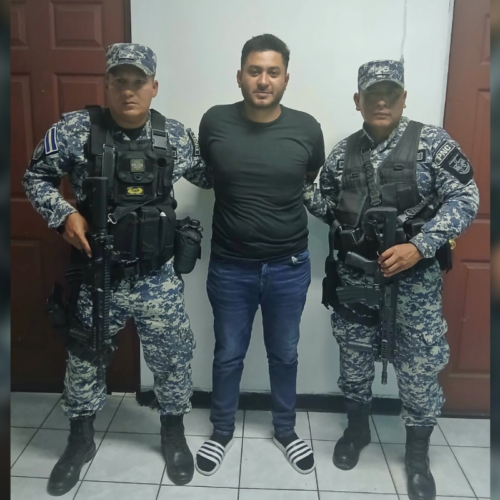 Jonathan García Rivas, de 32 años, fue capturado en Cojutepeque tras viralizarse un video donde agredía a su pareja. La PNC actuó bajo el Plan Control Territorial y lo remitió a justicia por lesiones. Foto: PNCSV.