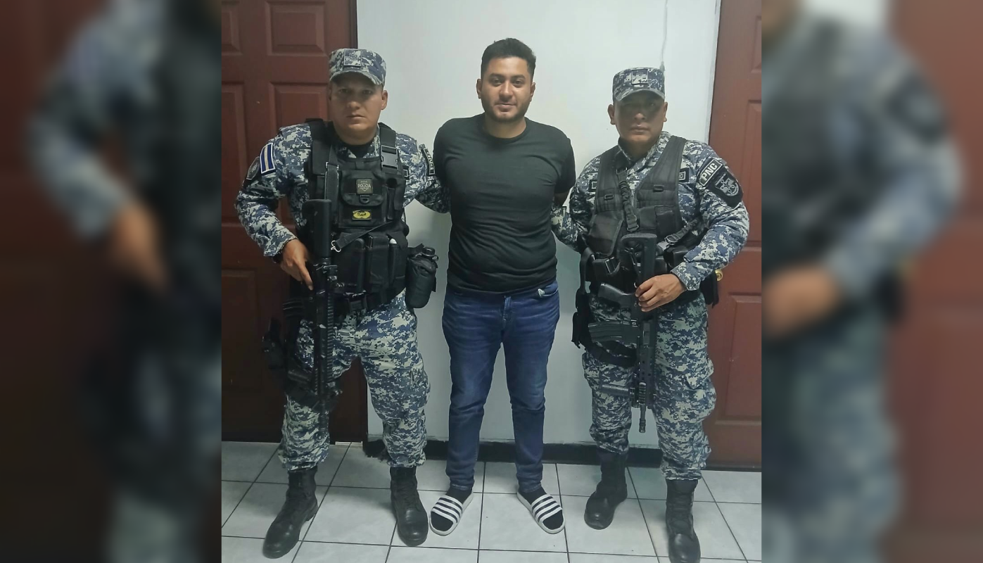 Jonathan García Rivas, de 32 años, fue capturado en Cojutepeque tras viralizarse un video donde agredía a su pareja. La PNC actuó bajo el Plan Control Territorial y lo remitió a justicia por lesiones. Foto: PNCSV.