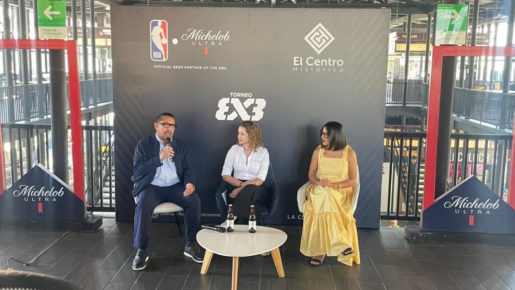 Michelob Ultra trae el "Courtside Experience", un torneo 3x3 de basketball en el #CentroHistórico, como parte de su alianza global con la NBA. ¡El equipo ganador viajará a un partido oficial! Foto: La Diáspora 503.
