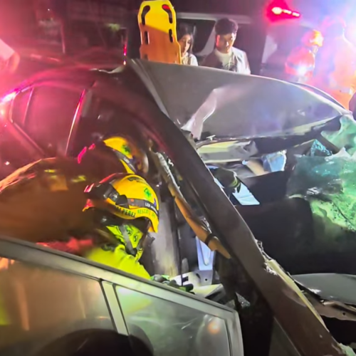 Protección Civil y Bomberos rescataron a una persona atrapada tras accidente en el km 49 de la #CarreteraPanamericana, cantón El Guineo. La víctima fue trasladada con vida a un centro médico. Foto: Comandos De Salvamento.