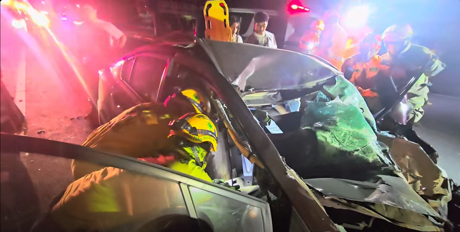 Protección Civil y Bomberos rescataron a una persona atrapada tras accidente en el km 49 de la #CarreteraPanamericana, cantón El Guineo. La víctima fue trasladada con vida a un centro médico. Foto: Comandos De Salvamento.