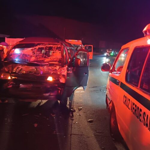 Un conductor quedó atrapado tras un fuerte choque entre un microbús y una rastra en la carretera Los Chorros. Equipos de Cruz Verde y Bomberos lograron liberarlo con vida. Foto: Cuerpo de Bomberos