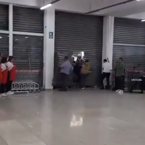 Cientos de salvadoreños abarrotaron la inauguración de Hiperpaca en Soyapango, buscando ofertas en ropa y artículos de segunda mano. La apertura generó gran expectativa y euforia entre las familias. Foto: Cortesía.