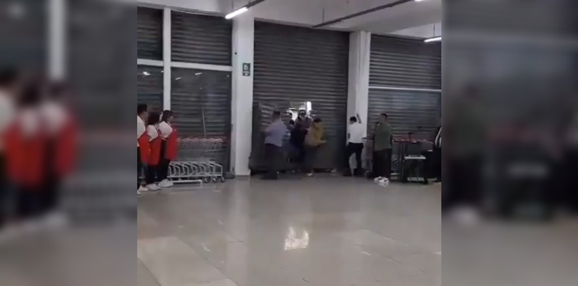 Cientos de salvadoreños abarrotaron la inauguración de Hiperpaca en Soyapango, buscando ofertas en ropa y artículos de segunda mano. La apertura generó gran expectativa y euforia entre las familias. Foto: Cortesía.