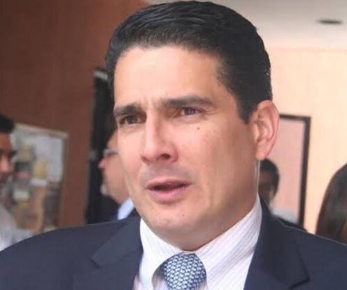 La justicia salvadoreña sentenció a Roberto d'Aubuisson y su familia a devolver $990,396.98 por enriquecimiento injustificado. El exfuncionario y sus parientes enfrentan consecuencias legales tras fallo de la Cámara Ambiental. Foto: Corte Suprema.