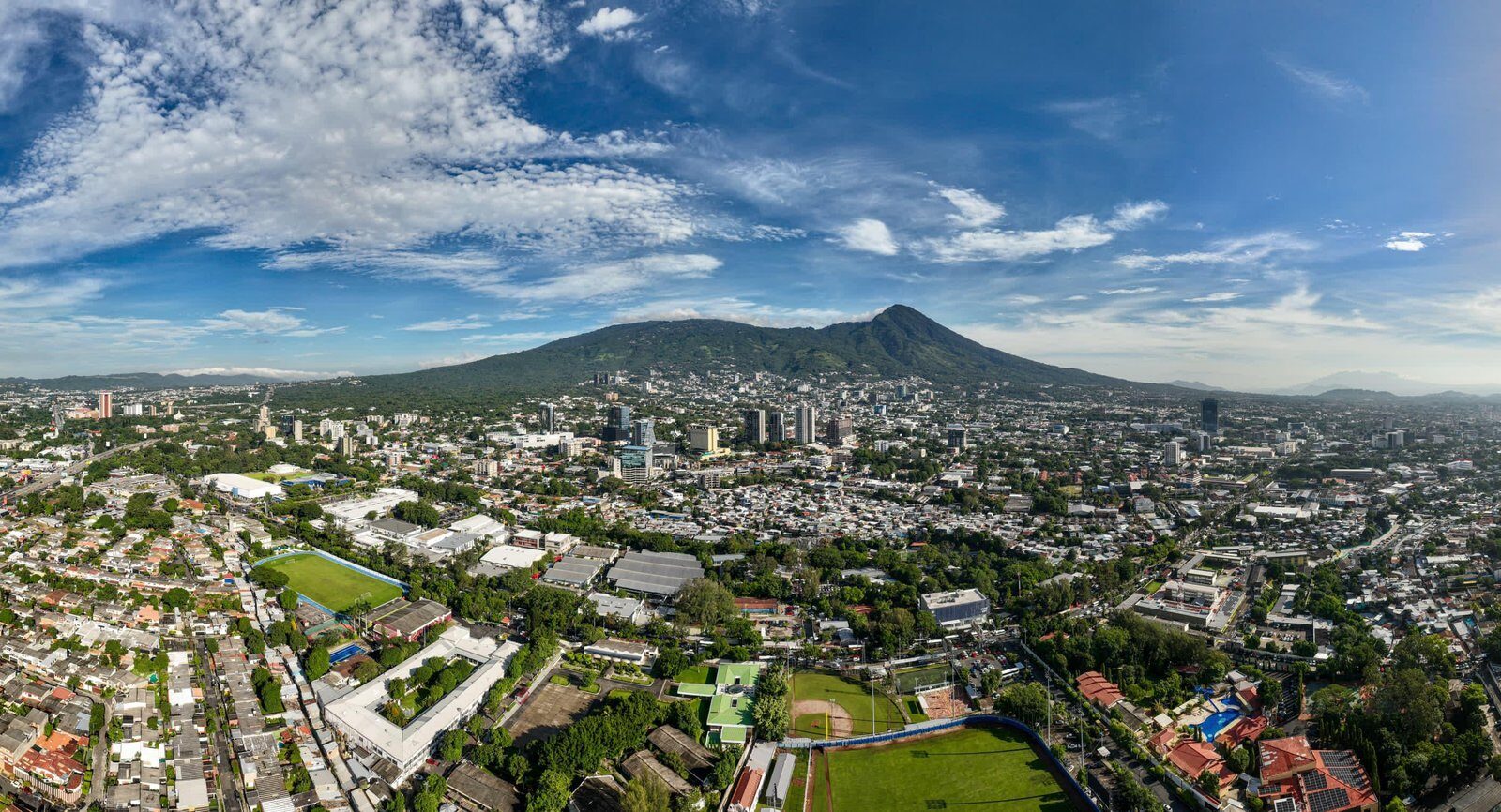 Un sistema de alta presión genera Vientos Nortes y descenso de temperaturas en El Salvador, provocando un marzo inusualmente fresco y lluvioso. El MARN recomienda precaución ante ráfagas de hasta 40 km/h. Foto: MARN.