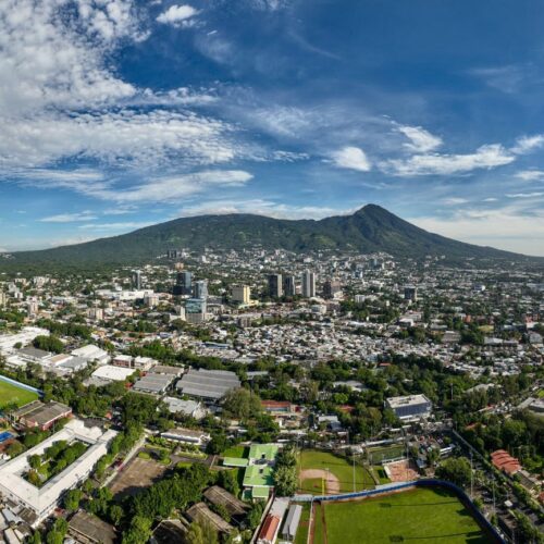 Un sistema de alta presión genera Vientos Nortes y descenso de temperaturas en El Salvador, provocando un marzo inusualmente fresco y lluvioso. El MARN recomienda precaución ante ráfagas de hasta 40 km/h. Foto: MARN.