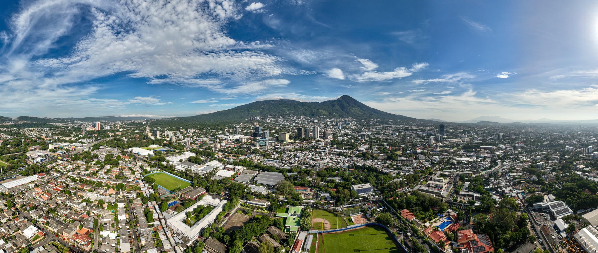 Un sistema de alta presión genera Vientos Nortes y descenso de temperaturas en El Salvador, provocando un marzo inusualmente fresco y lluvioso. El MARN recomienda precaución ante ráfagas de hasta 40 km/h. Foto: MARN.