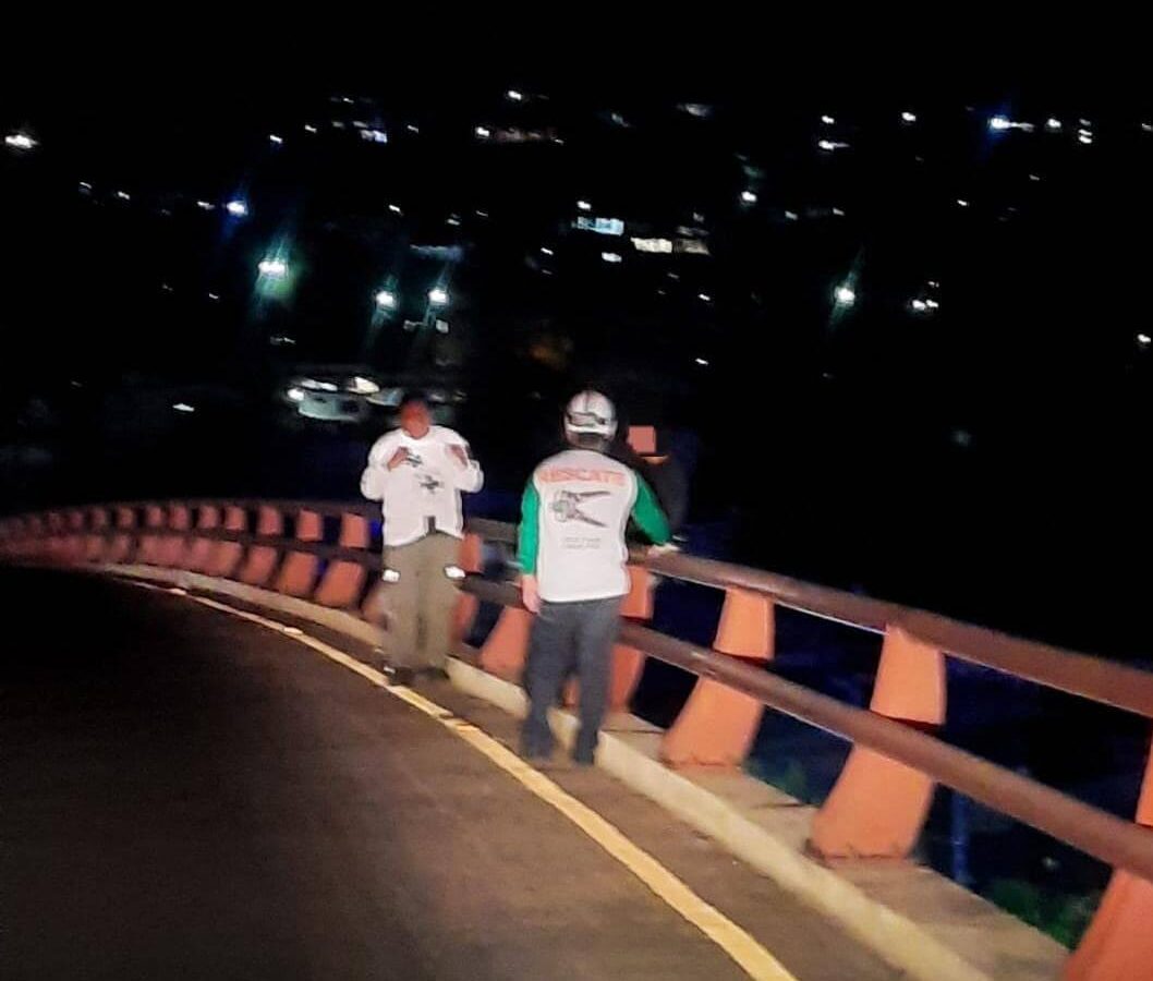 Equipo de Cruz Verde Santa Anita evitó una tragedia en el Monumento "Hermano bienvenido a casa", donde un hombre intentaba lanzarse desde 10 metros de altura. La salud mental sigue siendo un desafío urgente. Foto: Cruz Verde.
