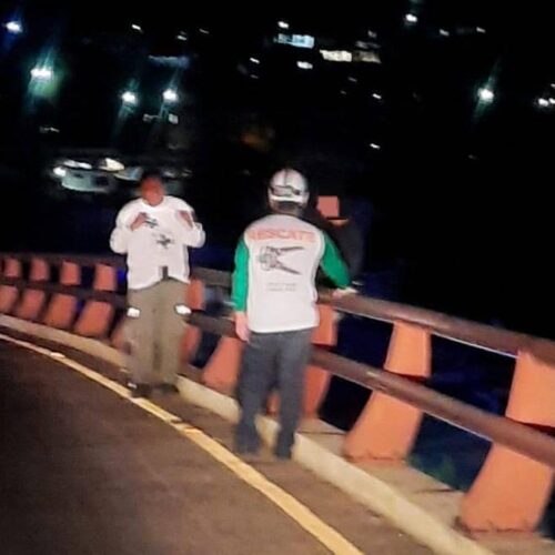 Equipo de Cruz Verde Santa Anita evitó una tragedia en el Monumento "Hermano bienvenido a casa", donde un hombre intentaba lanzarse desde 10 metros de altura. La salud mental sigue siendo un desafío urgente. Foto: Cruz Verde.