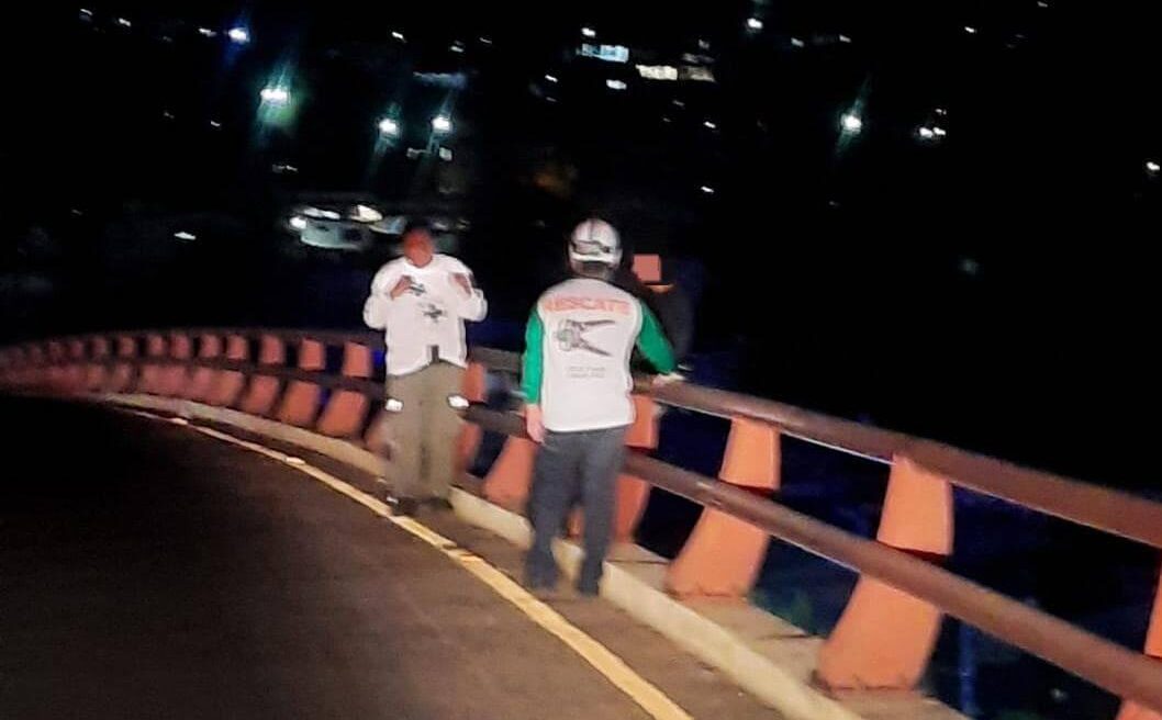Equipo de Cruz Verde Santa Anita evitó una tragedia en el Monumento "Hermano bienvenido a casa", donde un hombre intentaba lanzarse desde 10 metros de altura. La salud mental sigue siendo un desafío urgente. Foto: Cruz Verde.