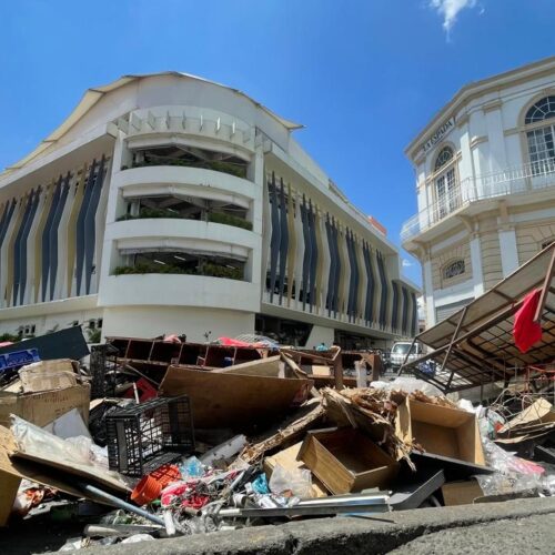 Avanza la Fase 6 en el Centro Histórico. La alcaldía asume costos de desmontaje y garantiza la entrega de materiales a comerciantes. El CAM orienta a peatones durante las obras. Foto: La Diaspora 503.