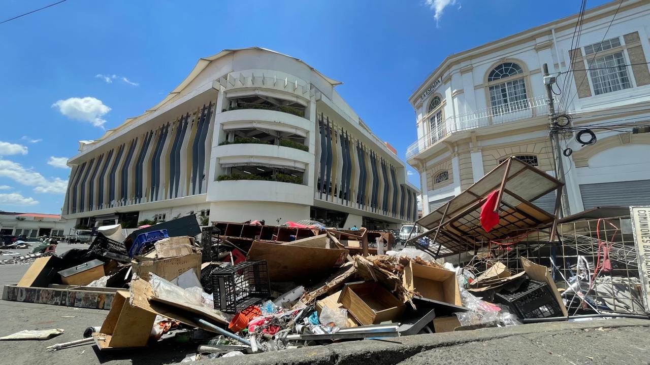 Avanza la Fase 6 en el Centro Histórico. La alcaldía asume costos de desmontaje y garantiza la entrega de materiales a comerciantes. El CAM orienta a peatones durante las obras. Foto: La Diaspora 503.